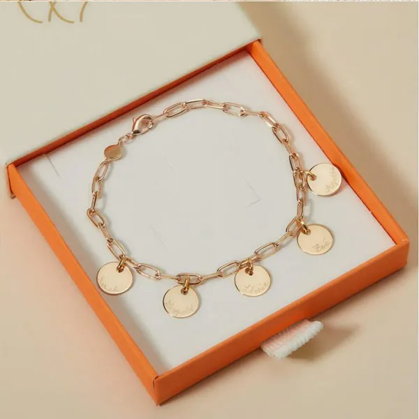 Cadeau pour Mamie : un bracelet personnalisé avec les prénoms de ses arrières petits-enfants