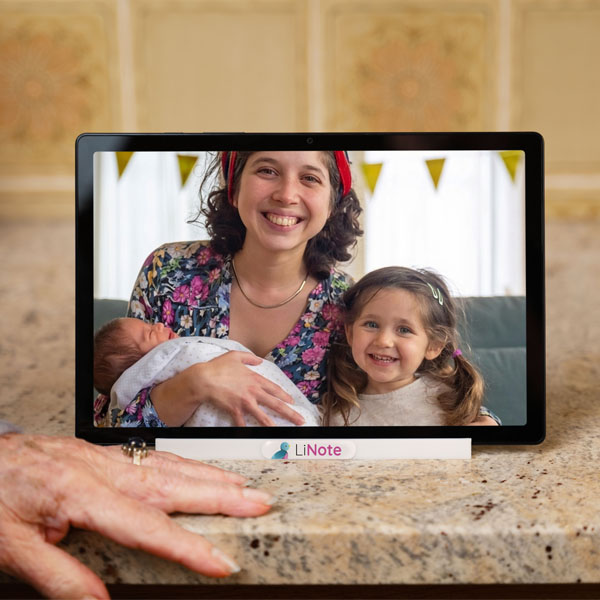 le meilleur cadeau original Mamie : la tablette senior linote