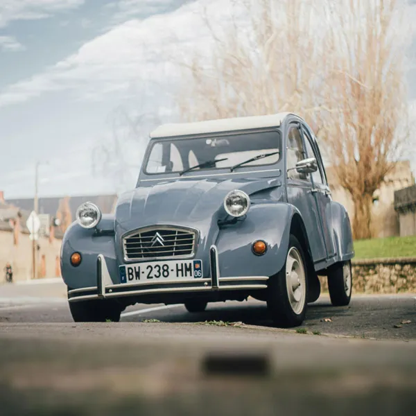 Idée de cadeau pour un homme âgé : une balade en voiture ancienne