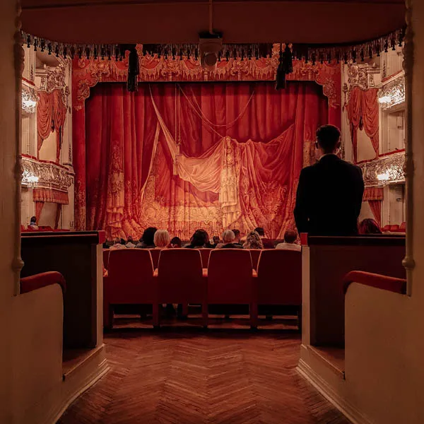 Idée cadeau pour un homme de 95 ans : une pièce de théâtre